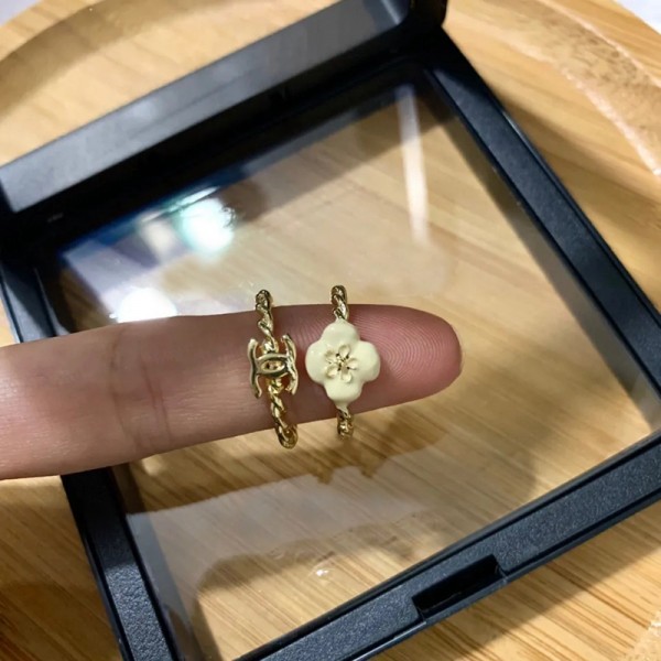 ハイブランドシャネルリング 指輪 レディース向けオシャレ簡約CCロゴリング アクセサリーツバキ柄 小香風 リング サイズ調整可